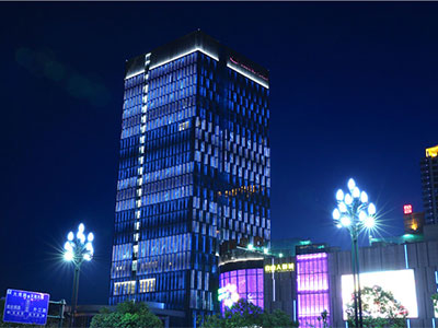 Iluminação noturna no Crowne Plaza Yibin