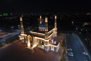 Iluminação da mesquita 2019.6 em Nursultan, Cazaquistão